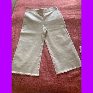 Nic & Zoe super cute beige Capri with adorable frilly ends!